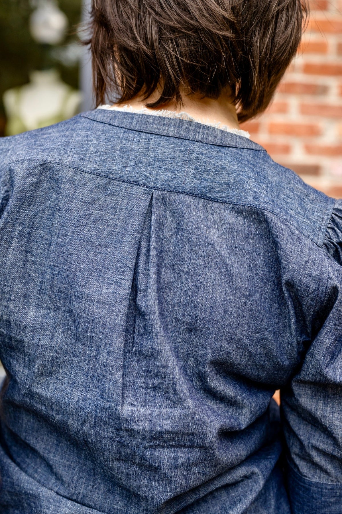 Elbow sleeve with frayed collar